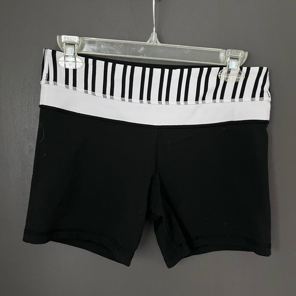 Women’s lululemon biker shorts - Picture 3 of 4